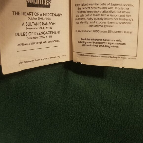 Romance: 4 Christmas Heather Graham books, 1 is Large Print - Picture 6 of 6